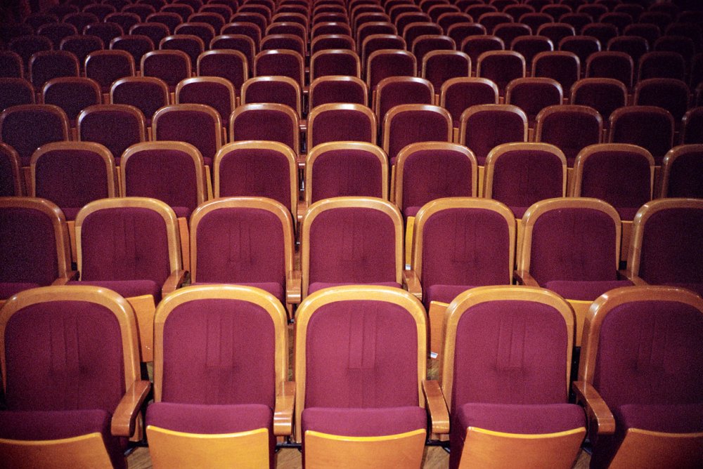 Кресла в зале театра