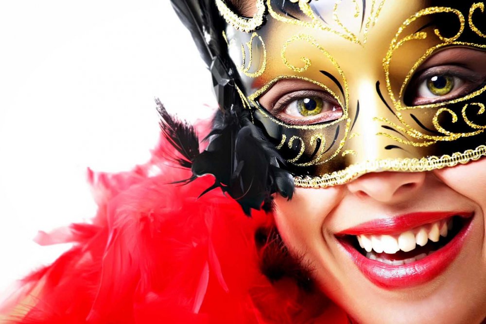Девушка в карнавальной маске