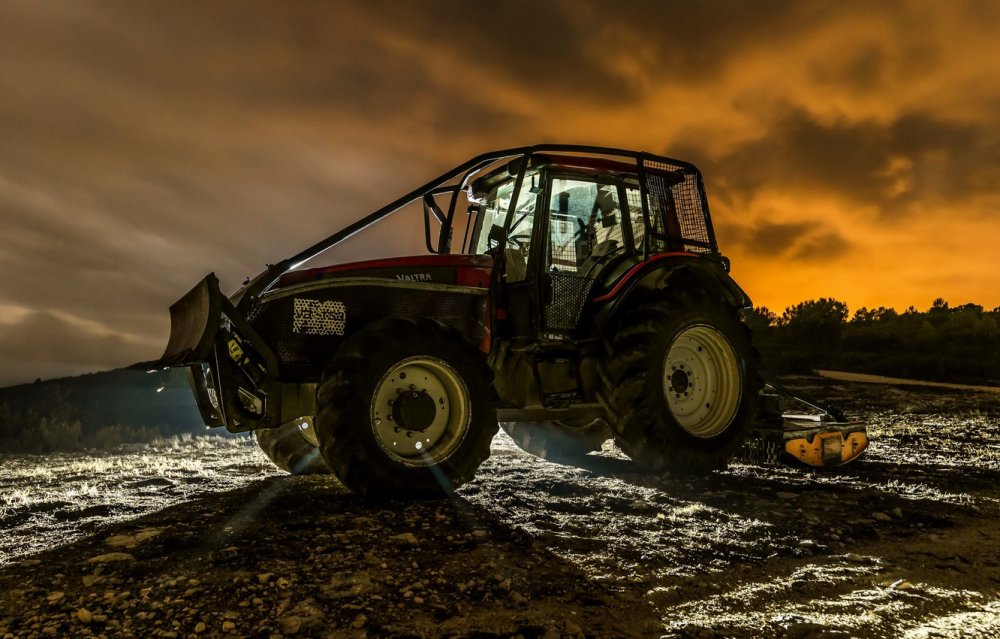 Трактор ночью в поле