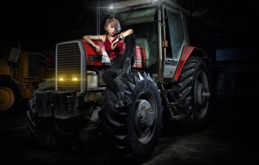 Девушка на тракторе