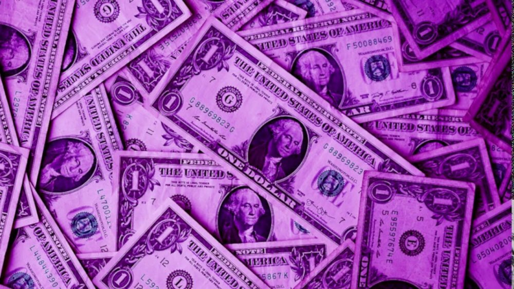Деньги на фиолетовом фоне