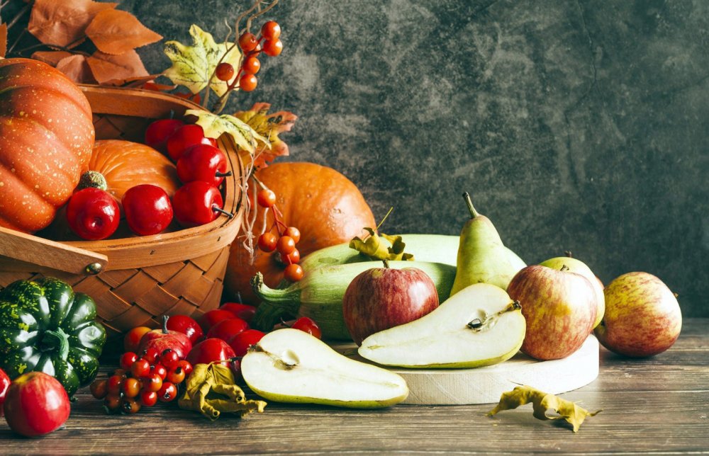 Осенний натюрморт с фруктами и овощами