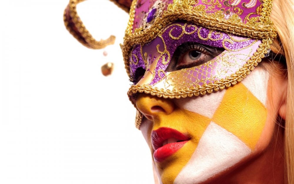 Девушка в карнавальной маске