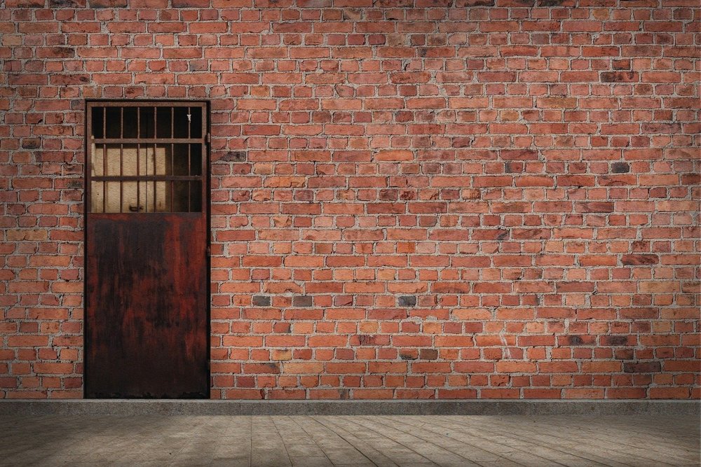 Тюремная кирпичная стена