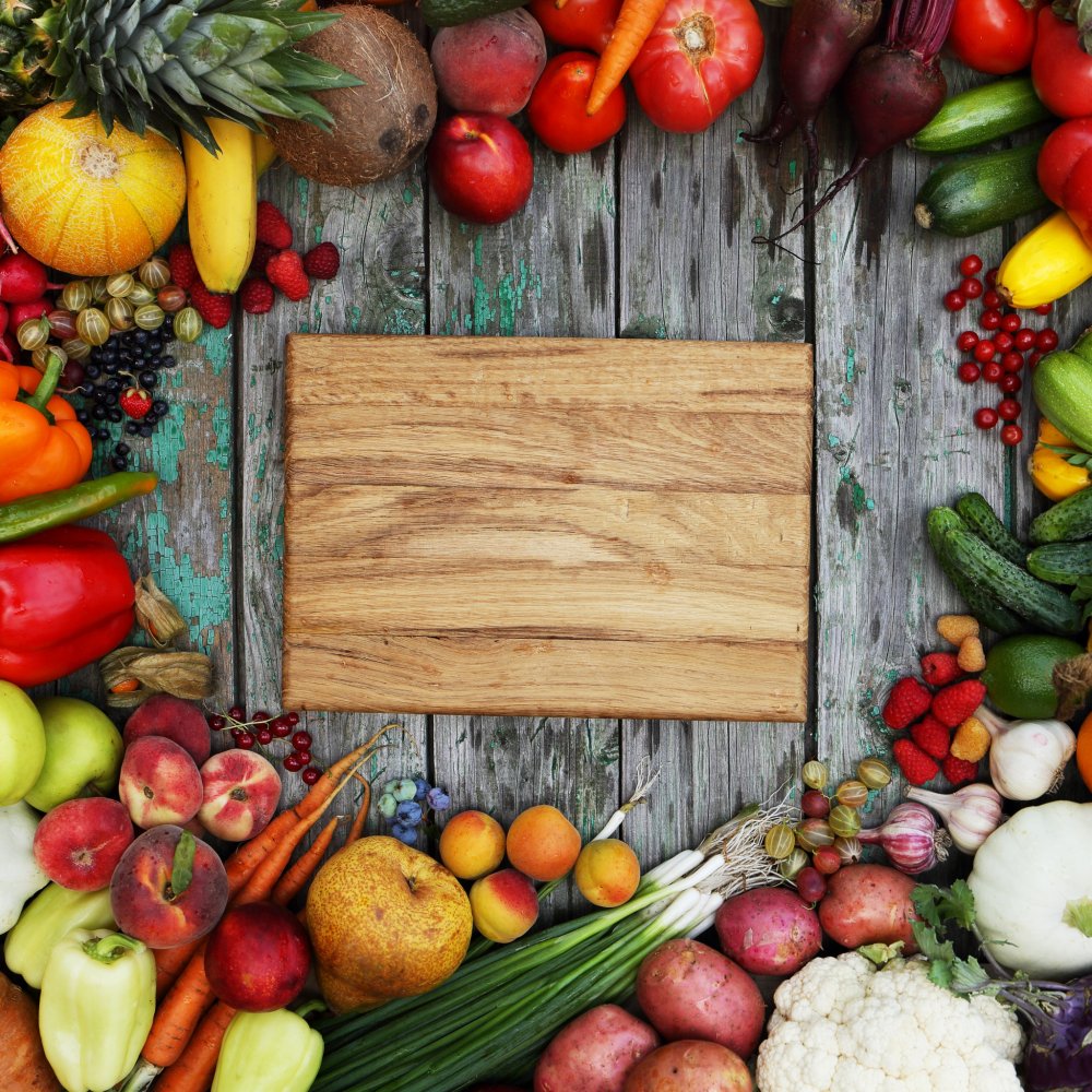 Овощи на деревянной доске