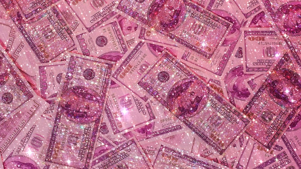 Деньги на розовом фоне