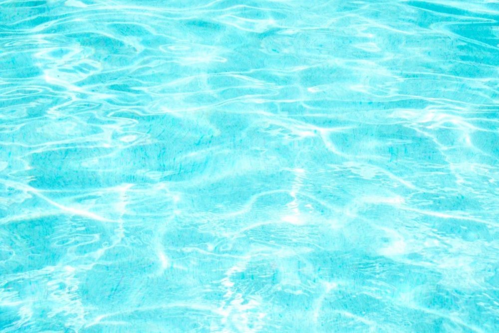 Голубая вода в бассейне