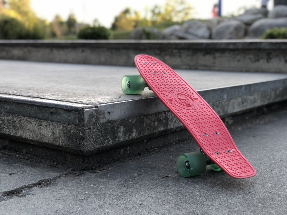 Скейт на дороге