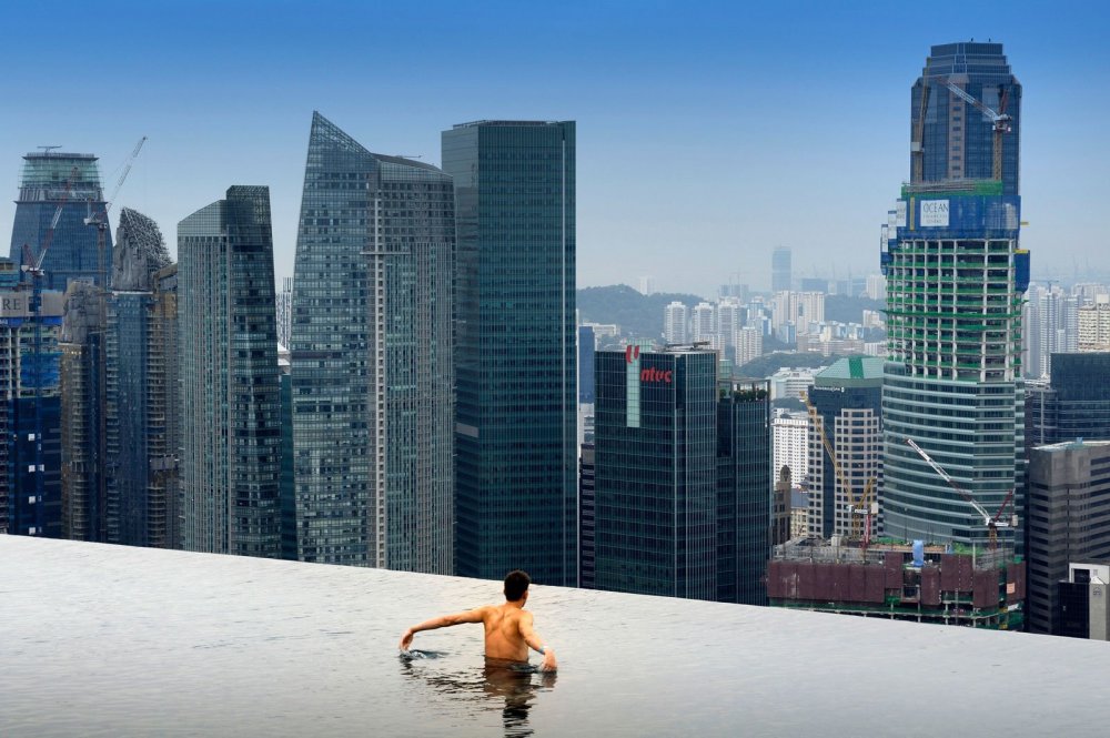 Бассейн на крыше высотки Сингапур