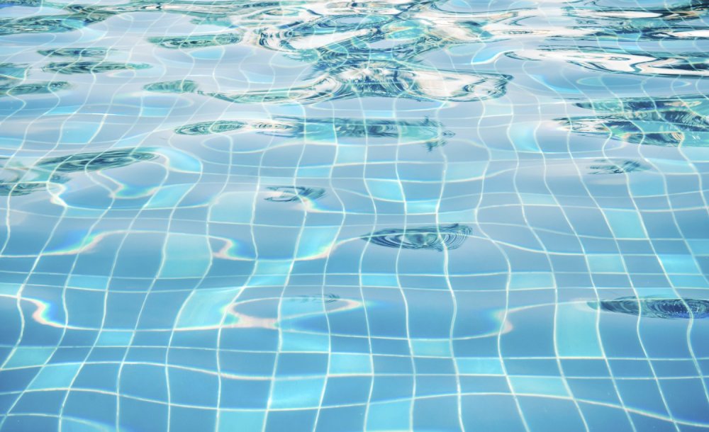 Прозрачная вода в бассейне