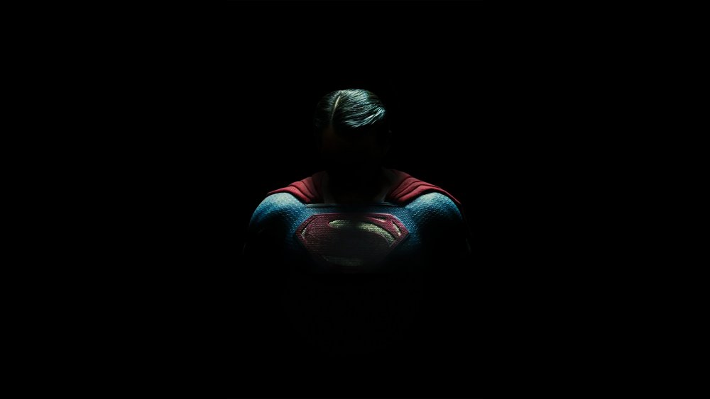 Супермен на темном фоне
