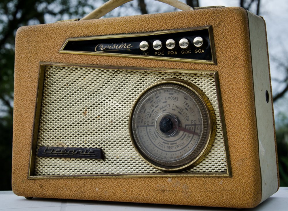 Старинный красивый радиоприемник