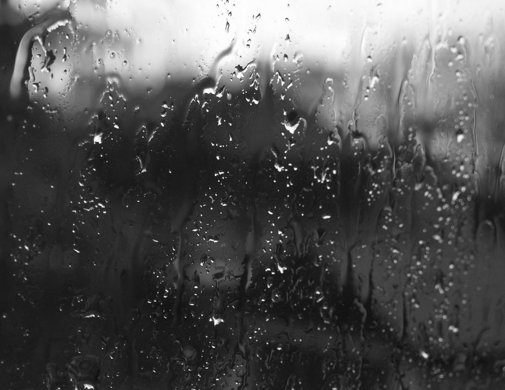 Капли дождя на стекле