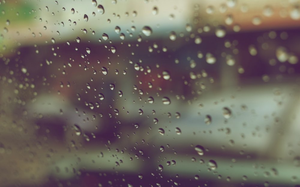 Дождь на стекле на прозрачном фоне