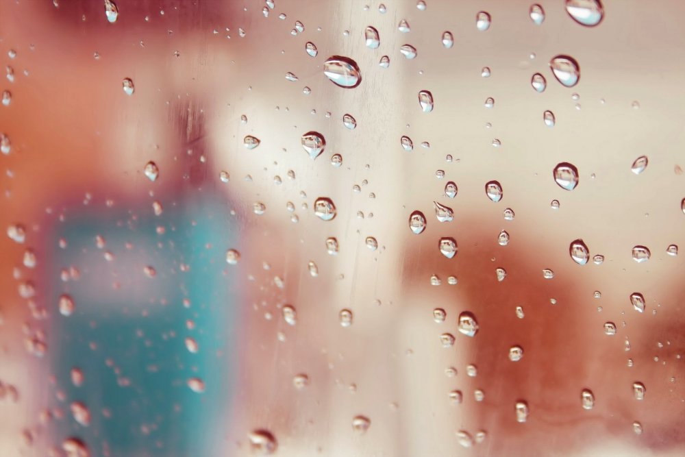 Капля дождя на стекле