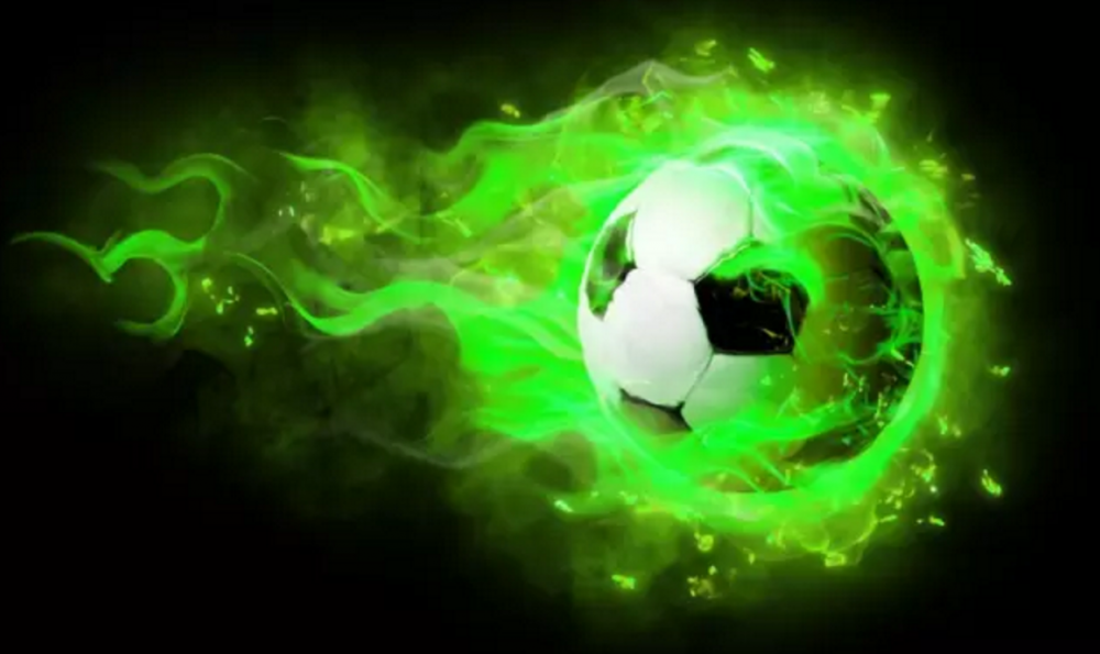 Мяч на зеленом фоне