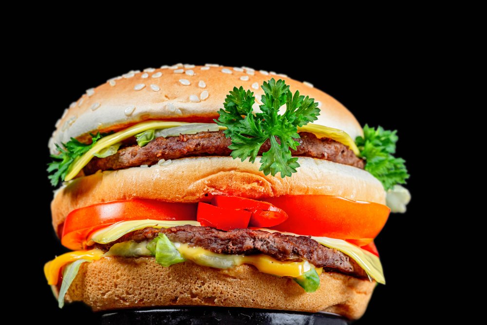 Гамбургер на черном фоне