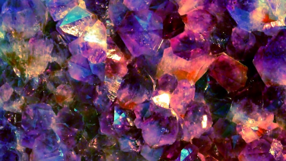 Драгоценные камни разноцветные