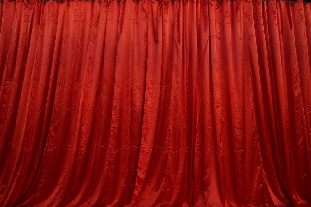 Красные бархатные шторы