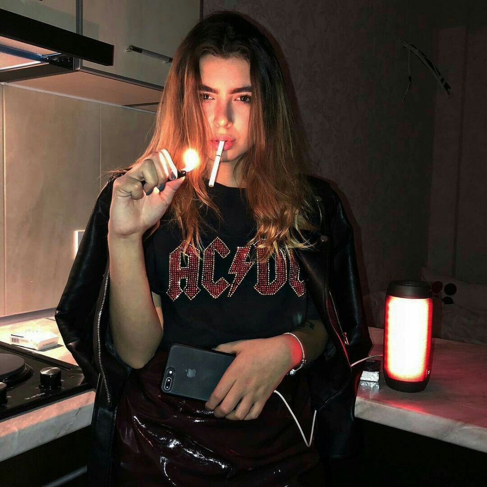 Аня Покров курит
