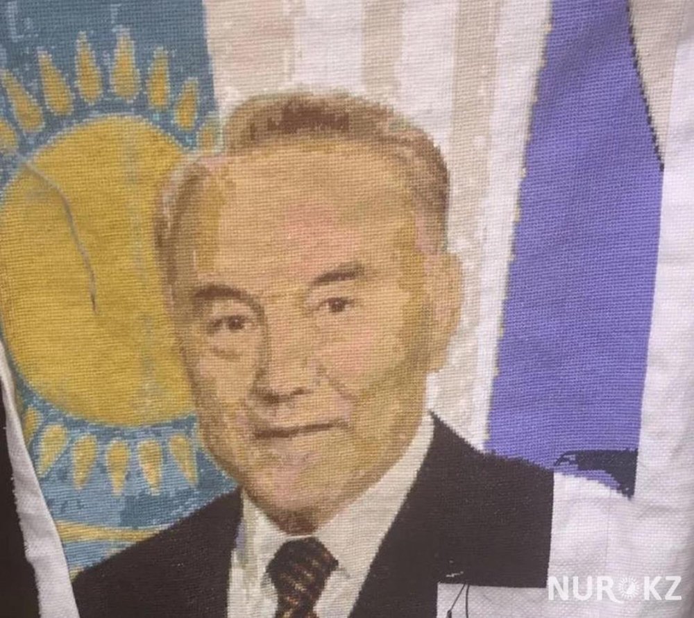 Портрет Назарбаева из очков