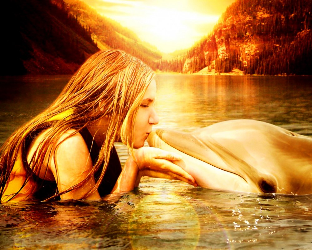 Человек амфибия с дельфином