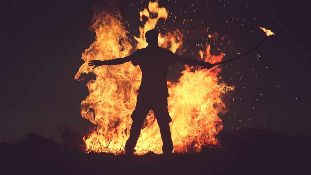 Человек на фоне огня