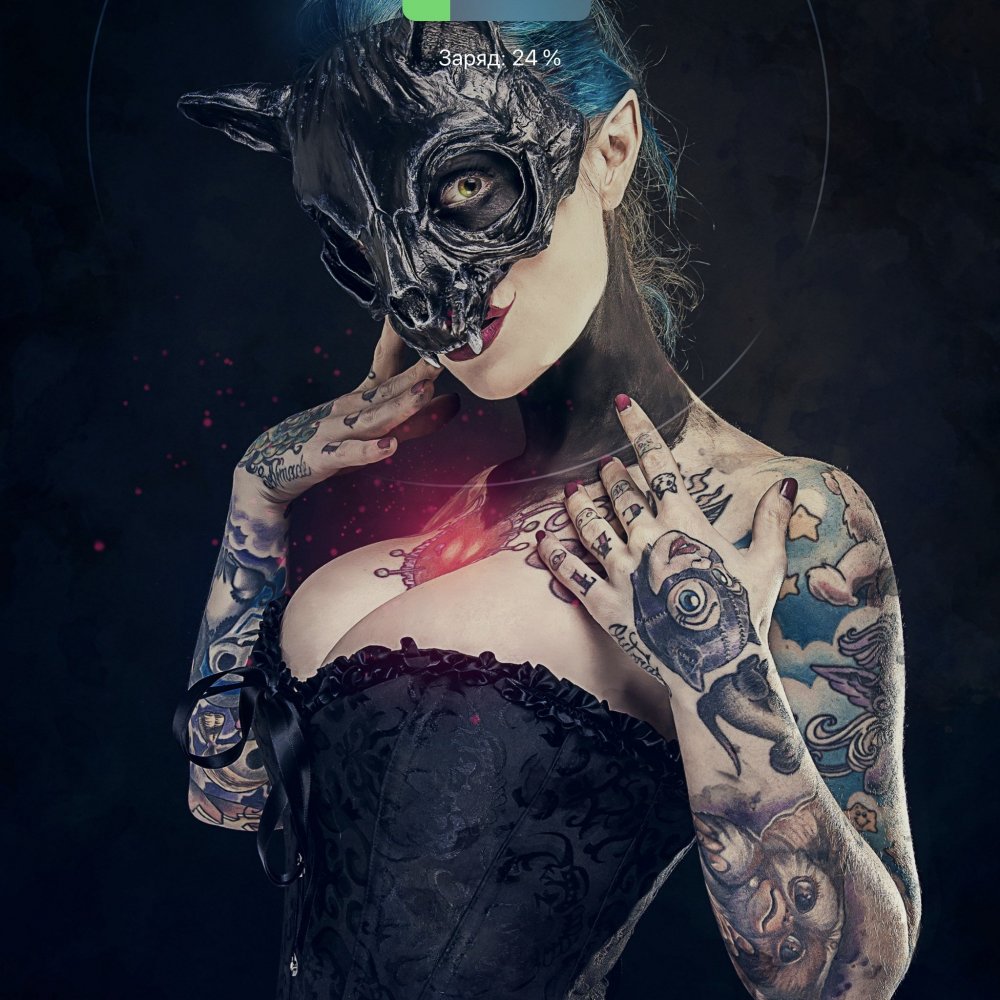 Татуированная девушка в маске