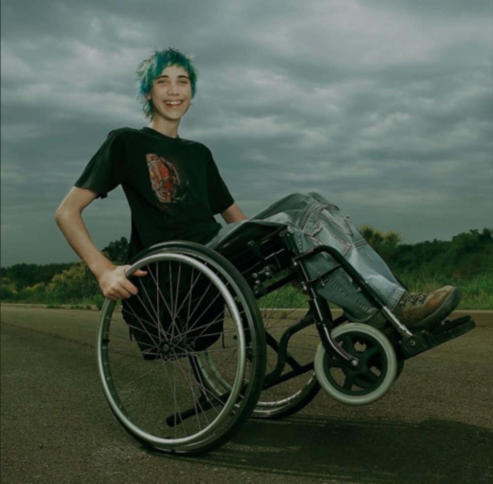 Парень в инвалидной коляске