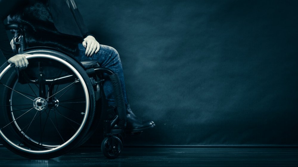 Инвалид в коляске арт