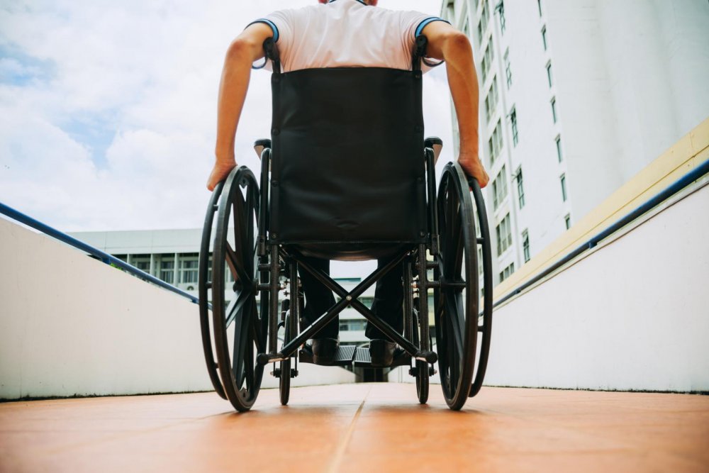 Человек на инвалидной коляске арт