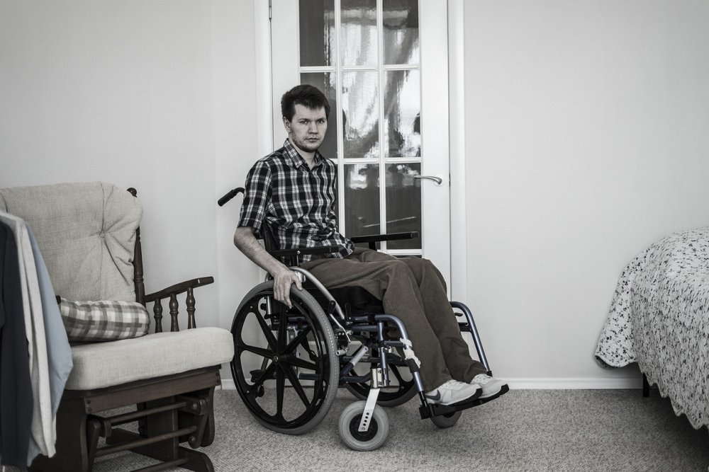 Инвалид в коляске силуэт
