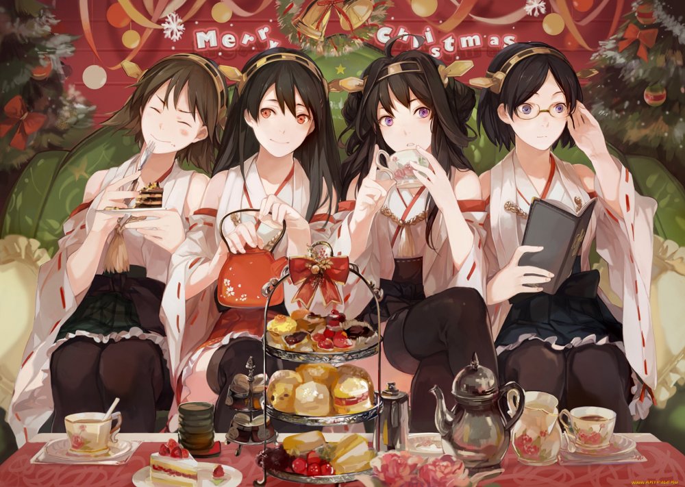 Четыре девушки за столом