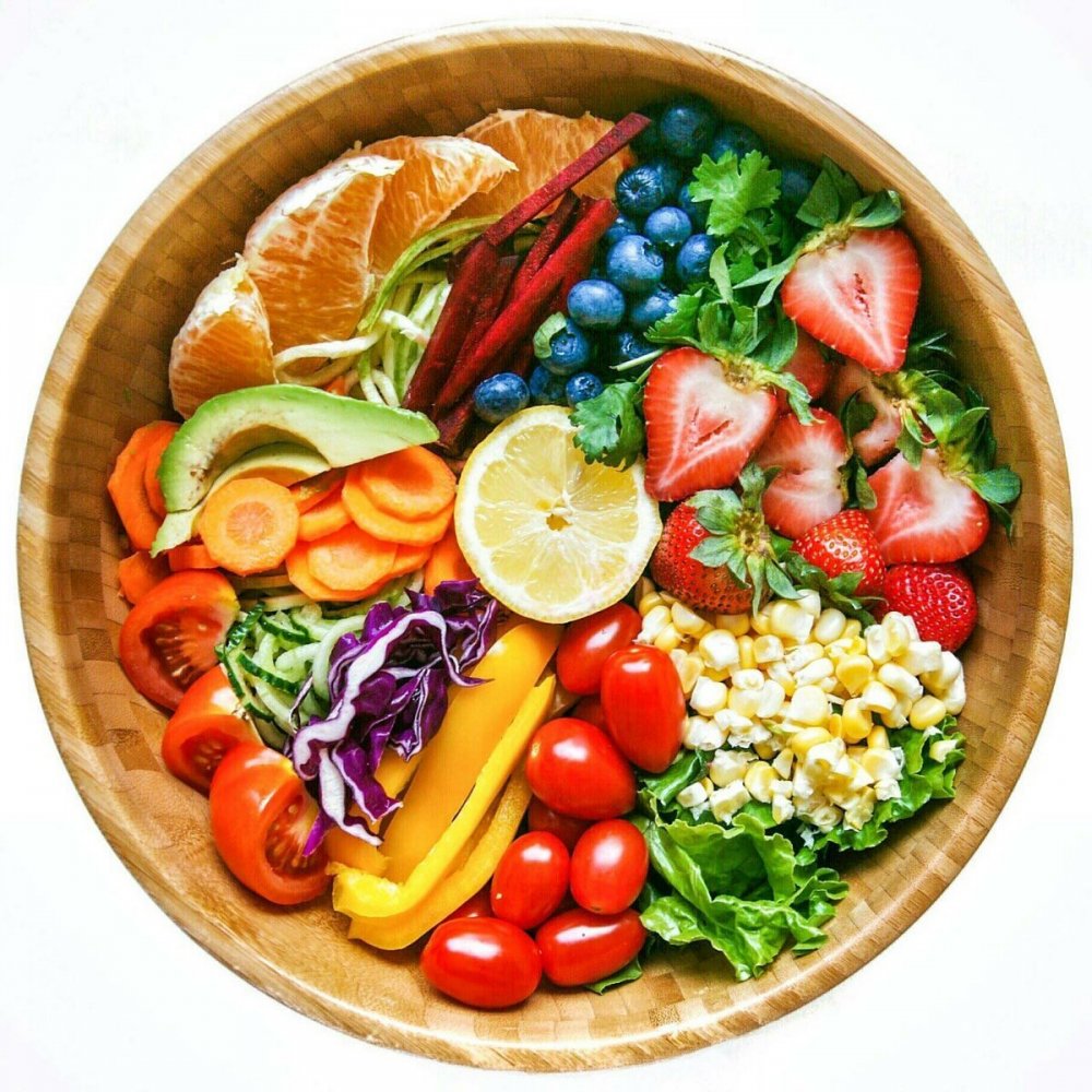 Тарелка с овощами и фруктами