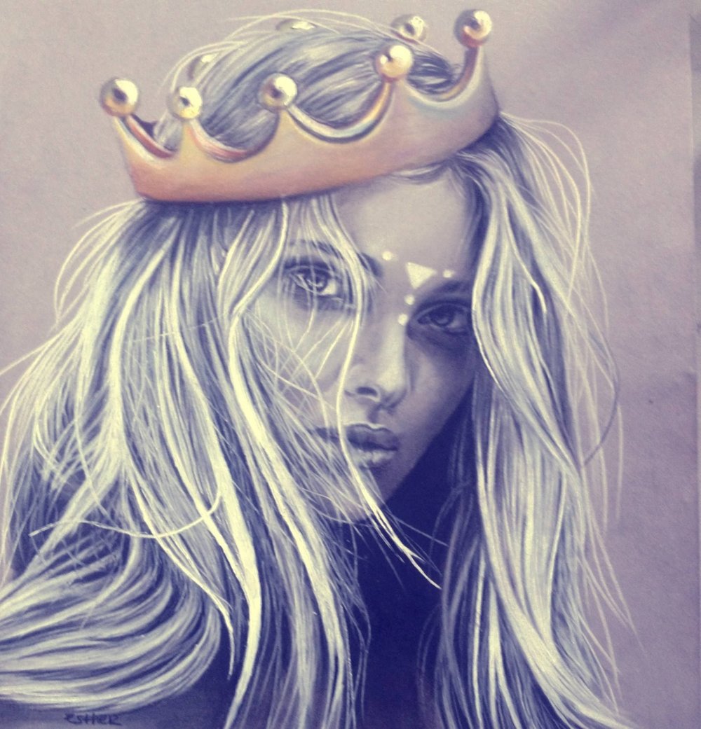 Блондинка с короной на голове
