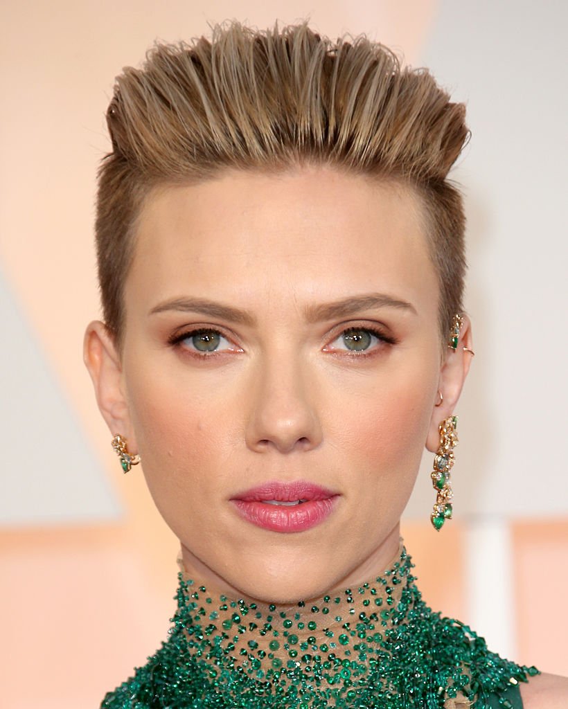Scarlett Johansson в Красном платье