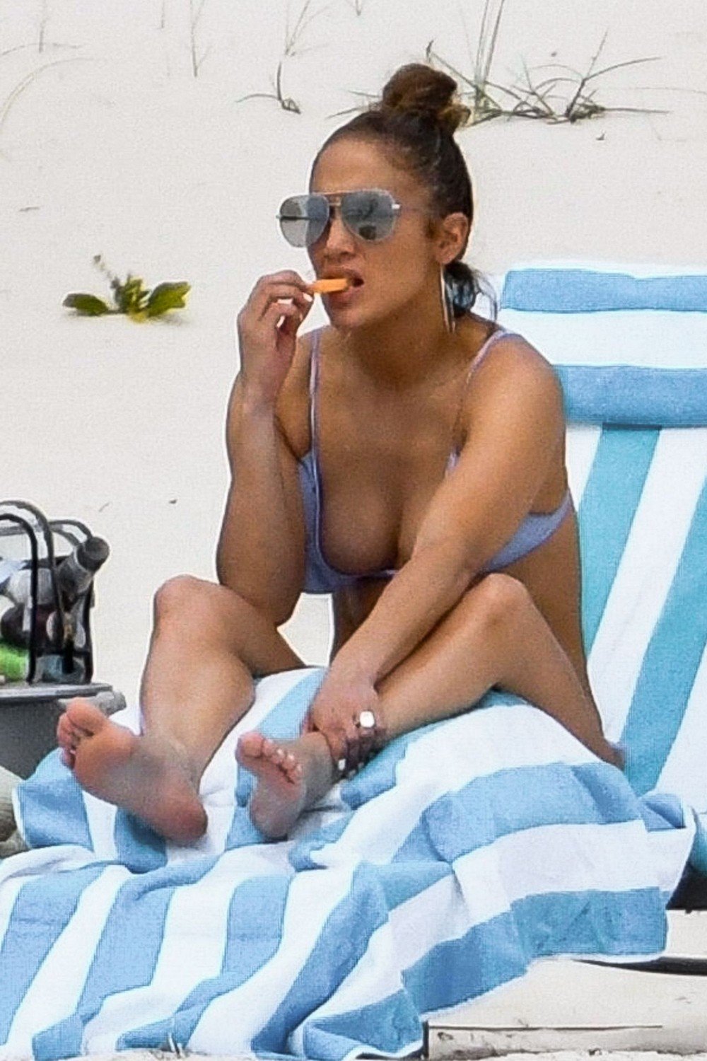 Дженнифер Лопес без макияжа и фотошопа на пляже