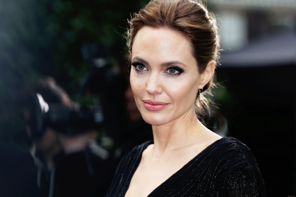 Анджелина Джоли скулы