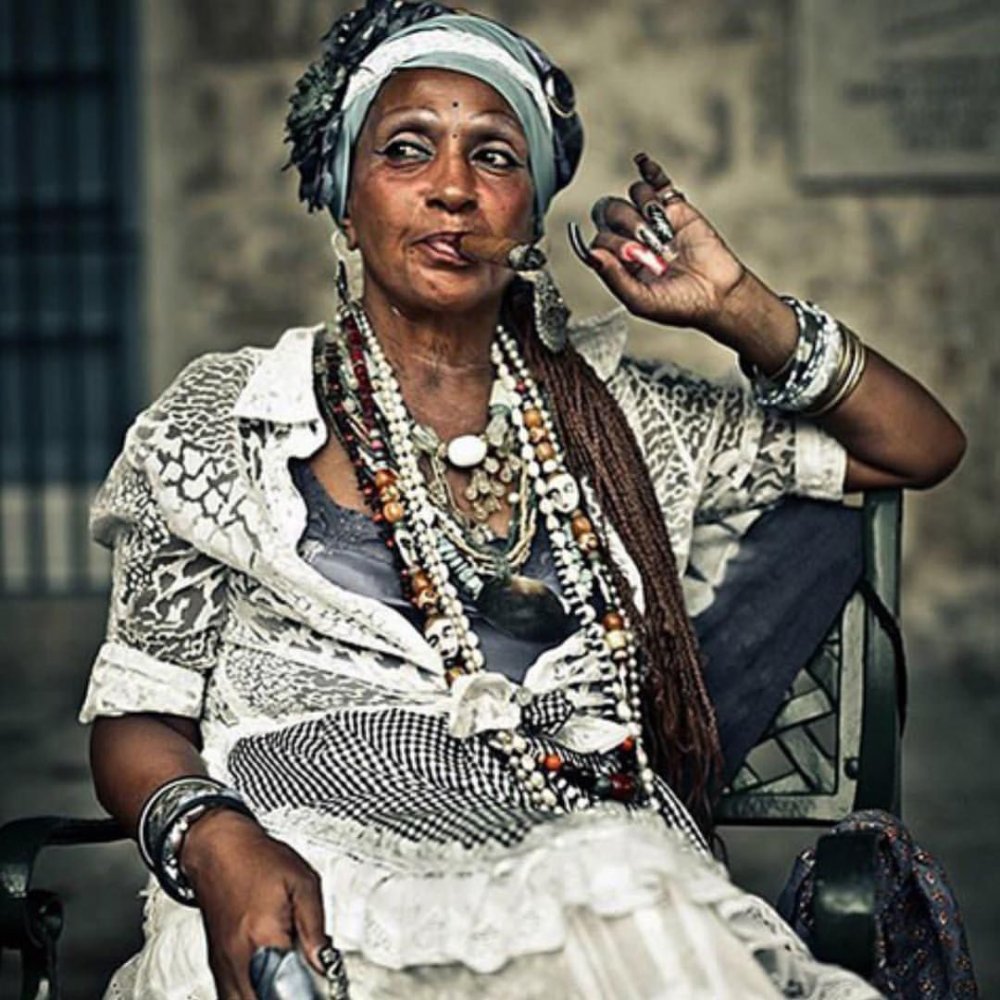 Кубинская женщина с сигарой
