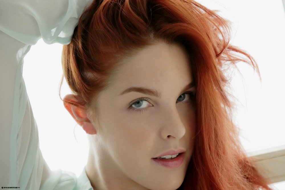 Софи Тернер с рыжими волосами