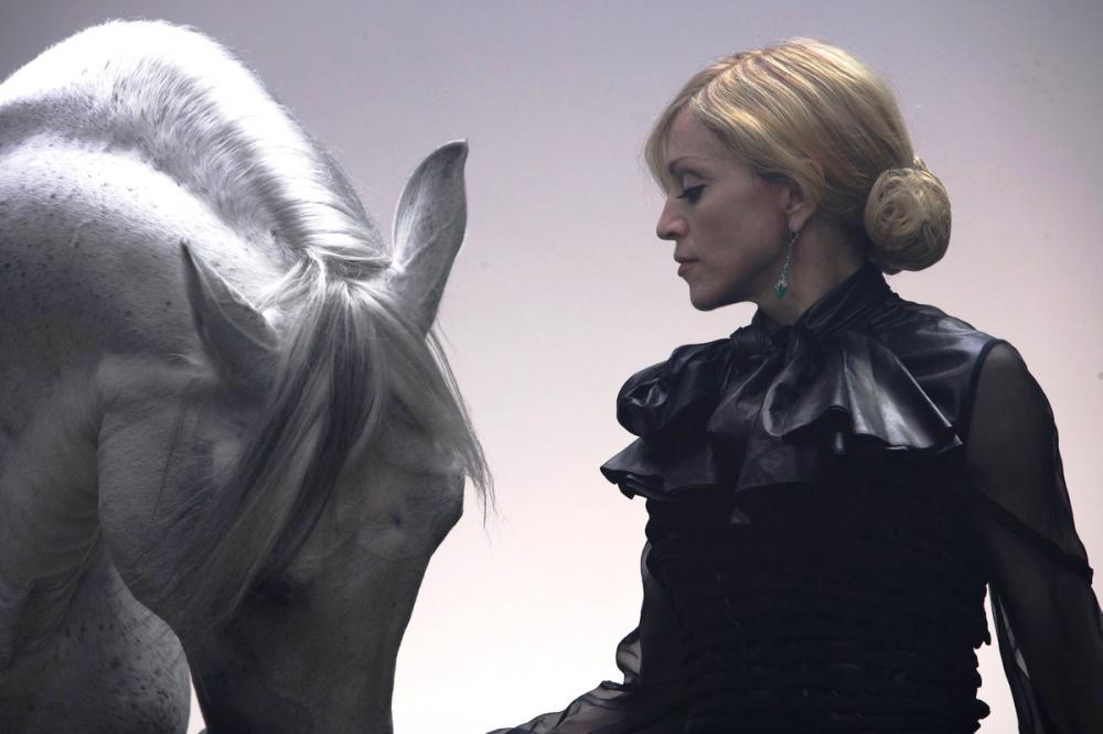 Фотосессия Мадонны с лошадьми
