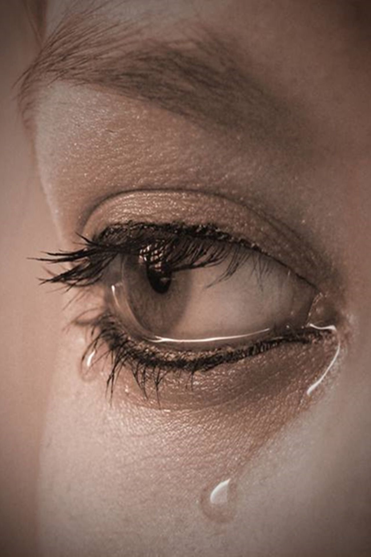 Красивые глаза плачут. Женские слезы. Глаз со слезой. Плачущие глаза. Заплаканные женские глаза.