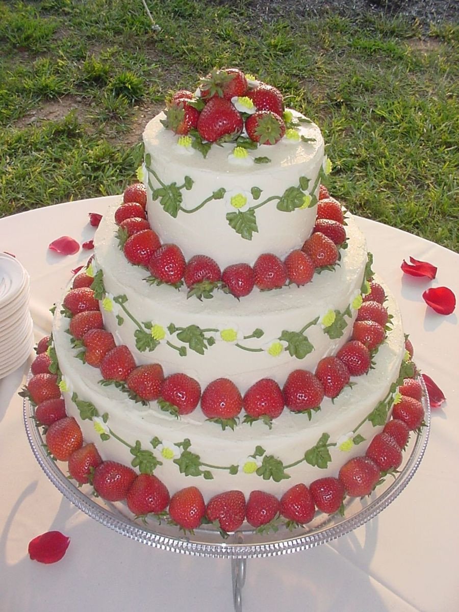 Свадебный торт с клубникой