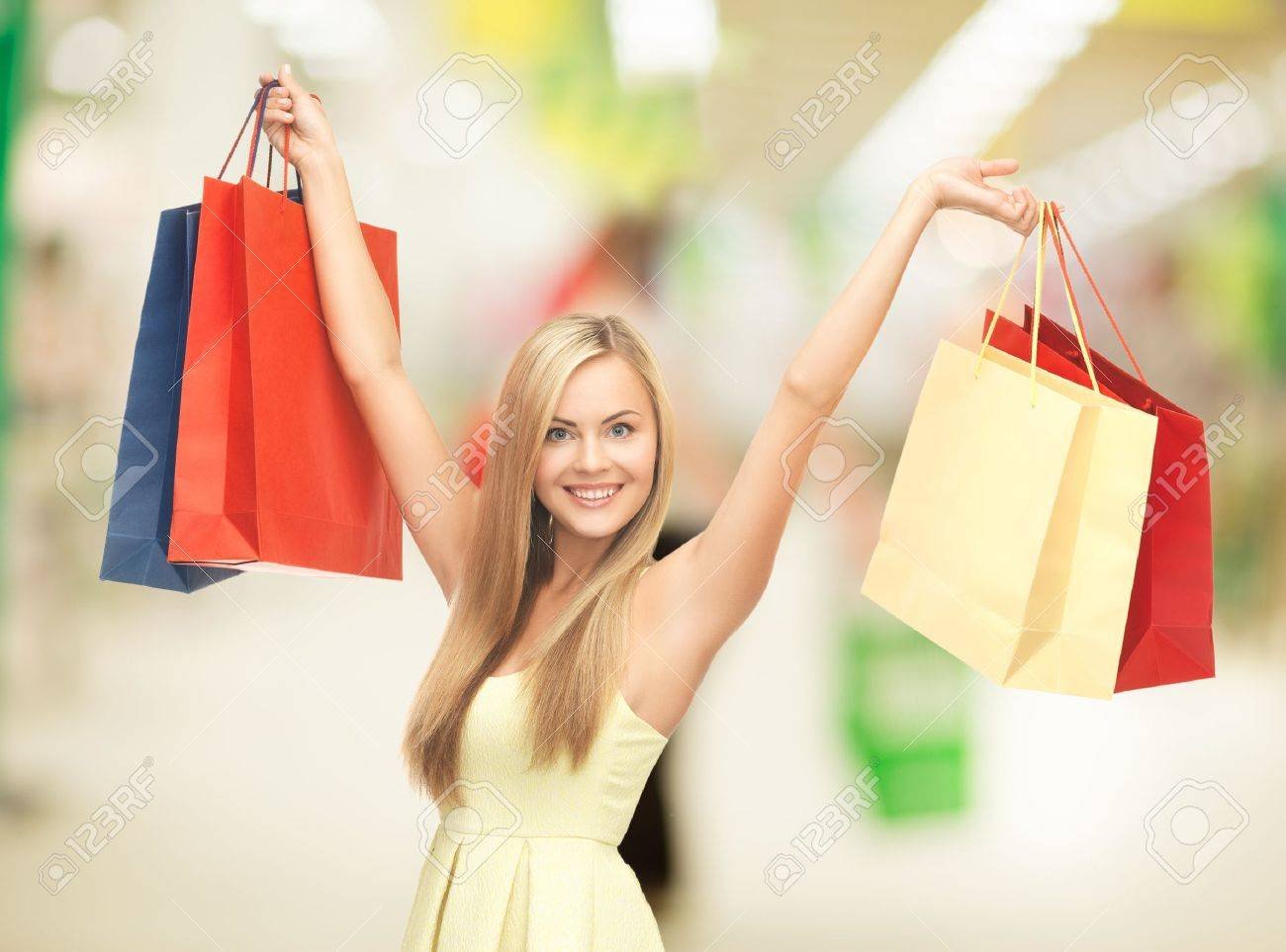 Мастер бесплатные покупки. Женщина с пакетами. Счастливые люди с пакетами. Девушка шоппинг. Красивая девушка с покупками.