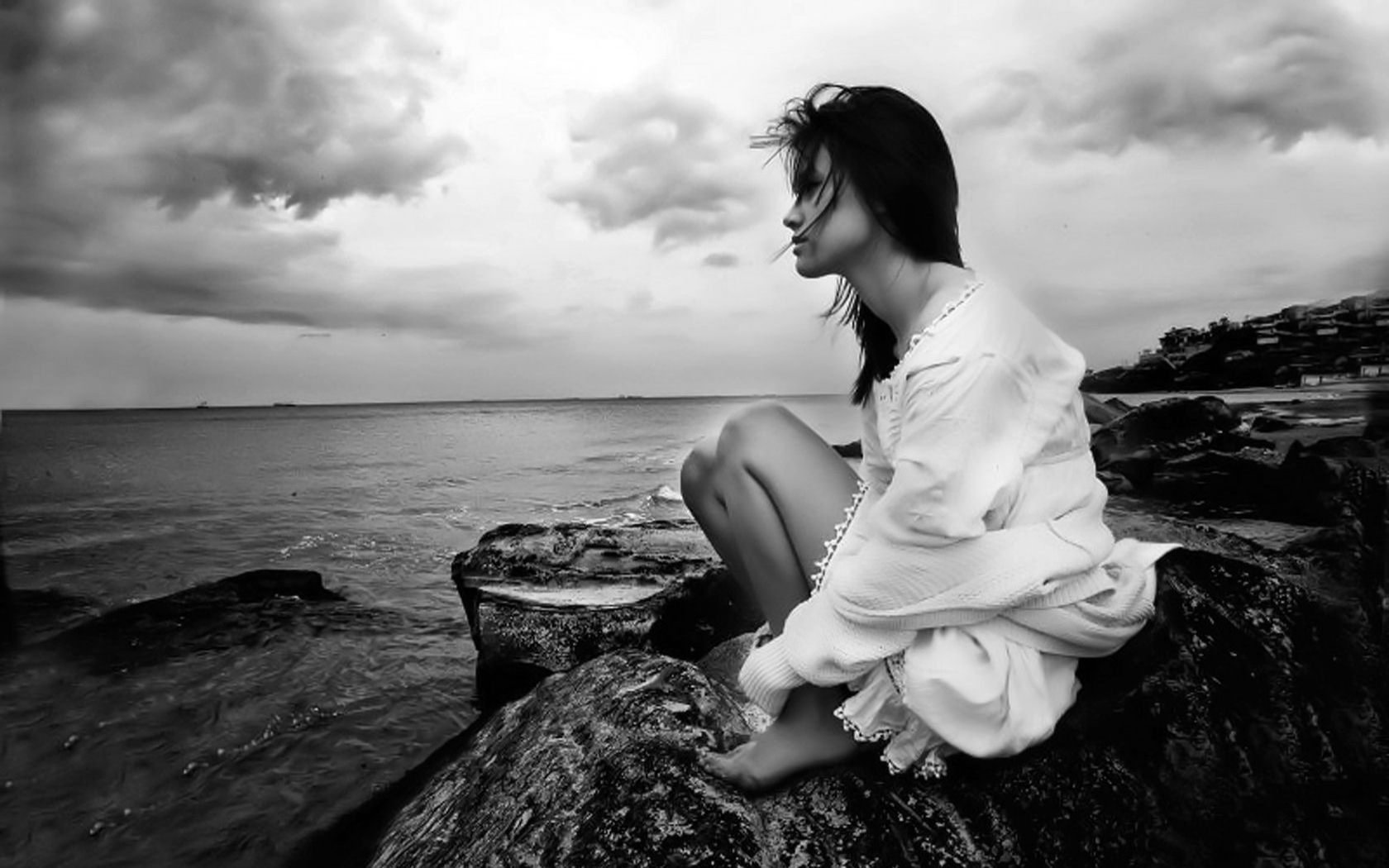 Длинное молчание. Девушка на берегу моря. Одинокая девушка у моря. Грустная женщина.