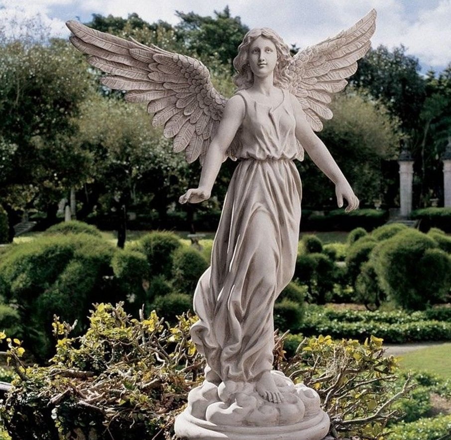 Статуя женщины ангела