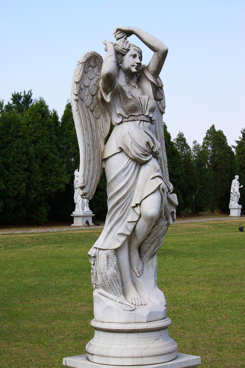 Женская статуя