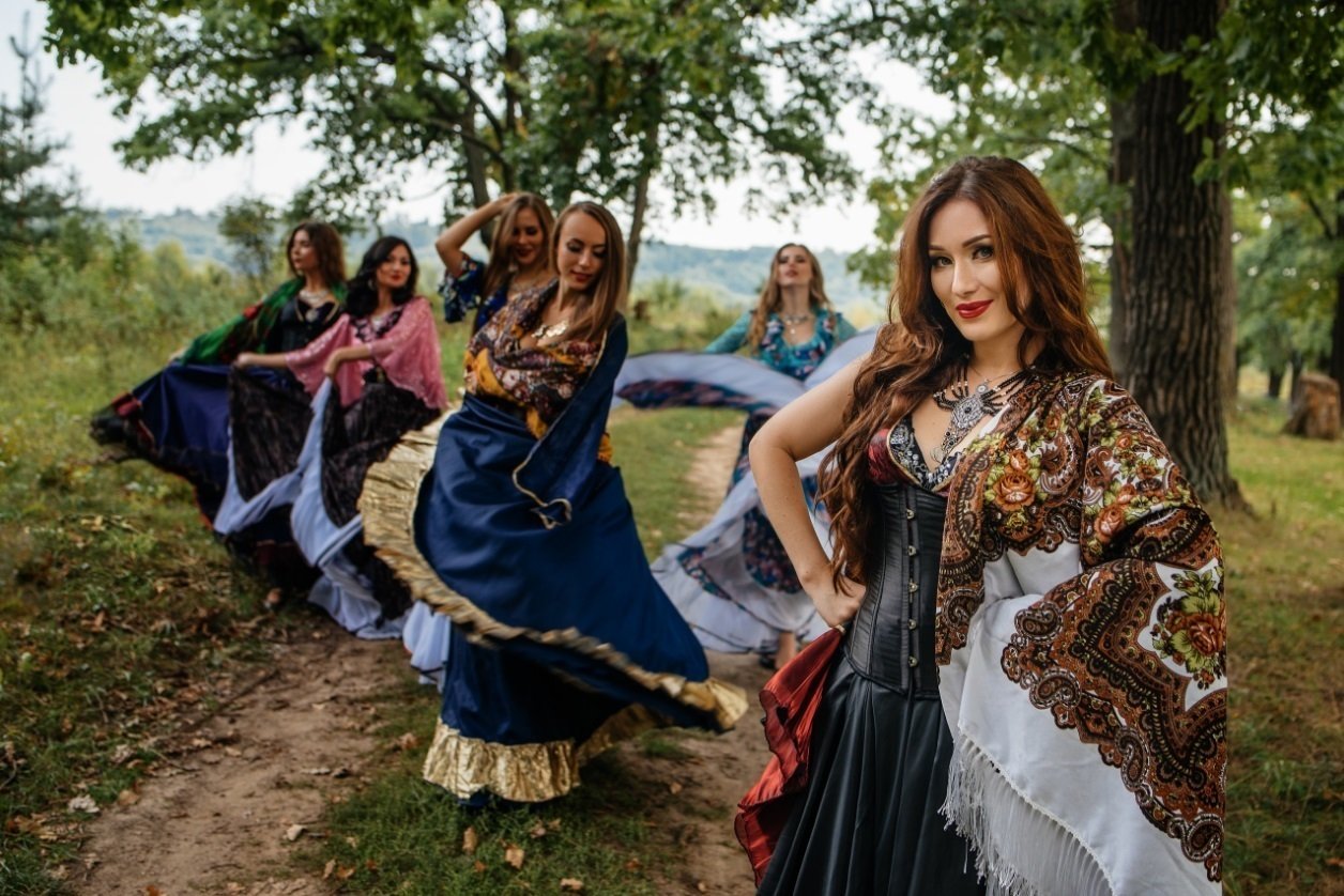 Песни цыганская королева. Мадьярские цыгане. Красивые цыганки. Платье в цыганском стиле.