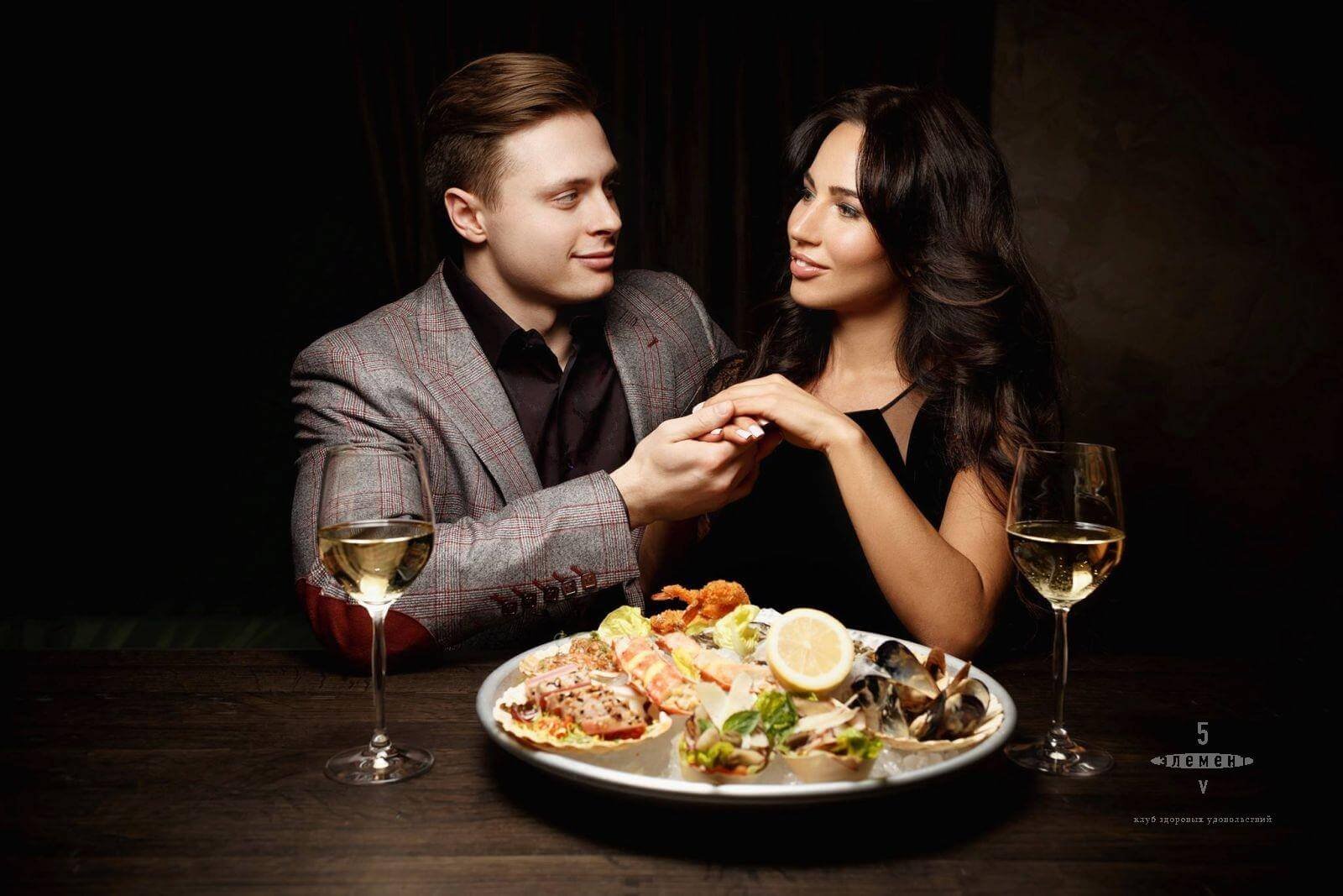Вечер был вкусным. Романтический ужин. Романтический ужин в ресторане. Мужчина и женщина романтический ужин. Пара в ресторане.