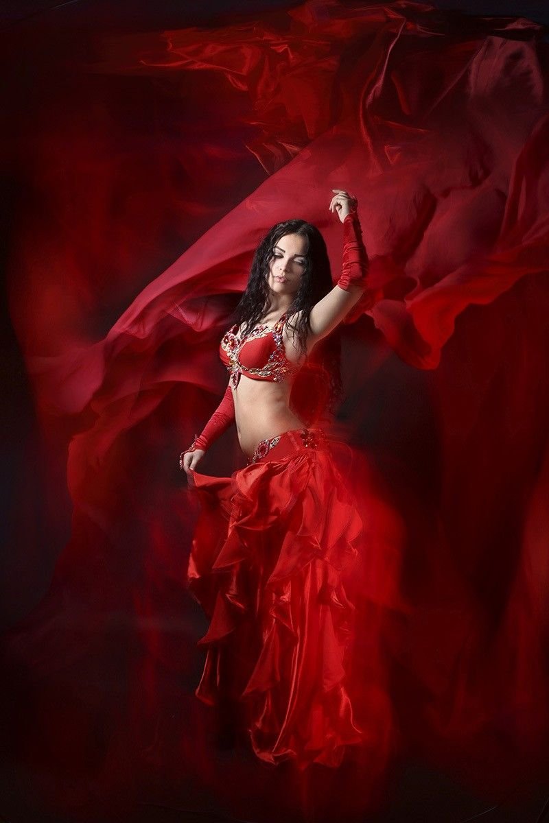 Девушка в Красном платье танцует